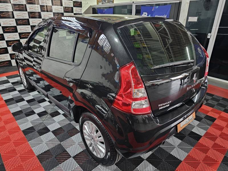 RENAULT - SANDERO - 2012/2013 - Preta - R$ 39.900,00