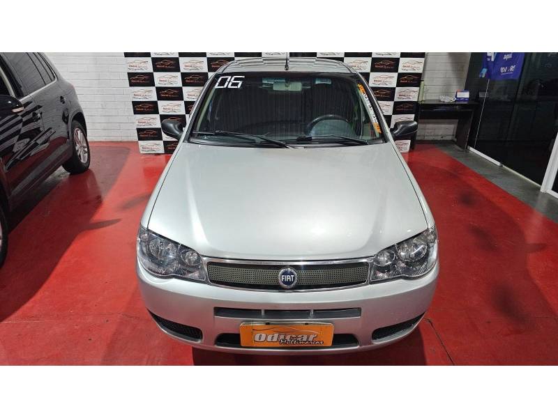 FIAT - PALIO - 2005/2006 - Prata - R$ 25.900,00