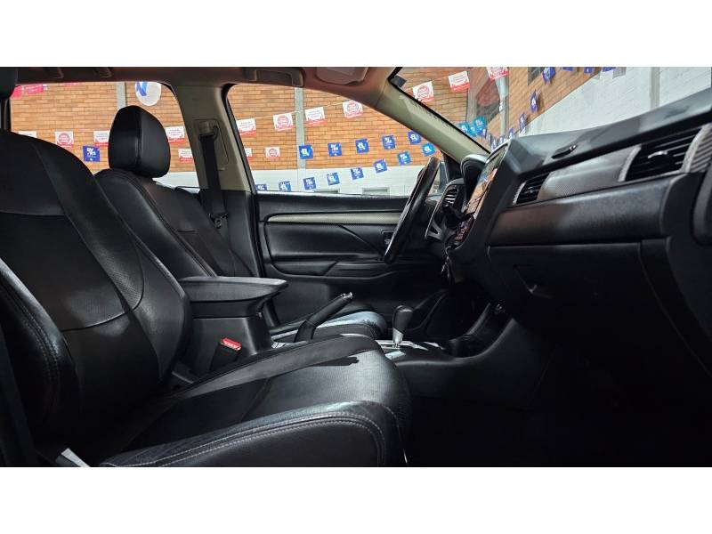 MITSUBISHI - OUTLANDER - 2013/2014 - Branca - R$ 70.900,00