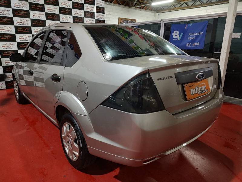 FORD - FIESTA - 2011/2012 - Prata - R$ 32.900,00