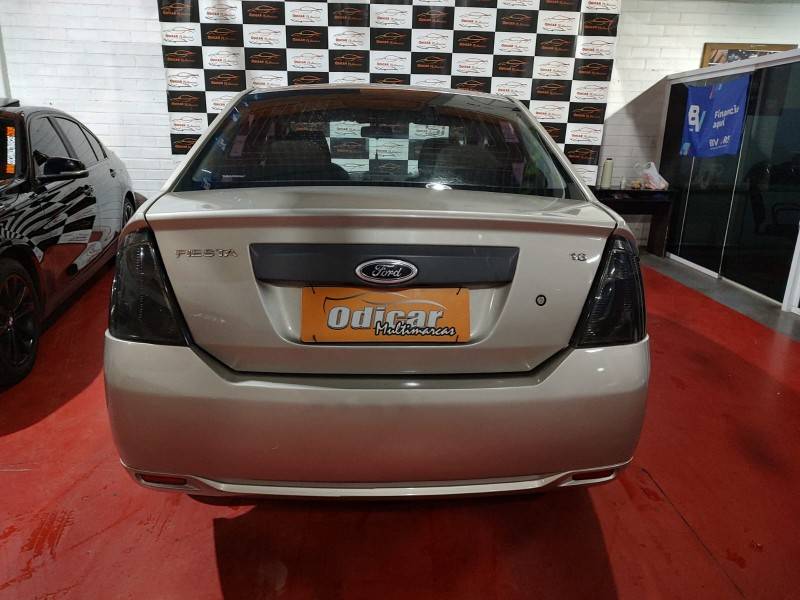 FORD - FIESTA - 2011/2012 - Prata - R$ 32.900,00