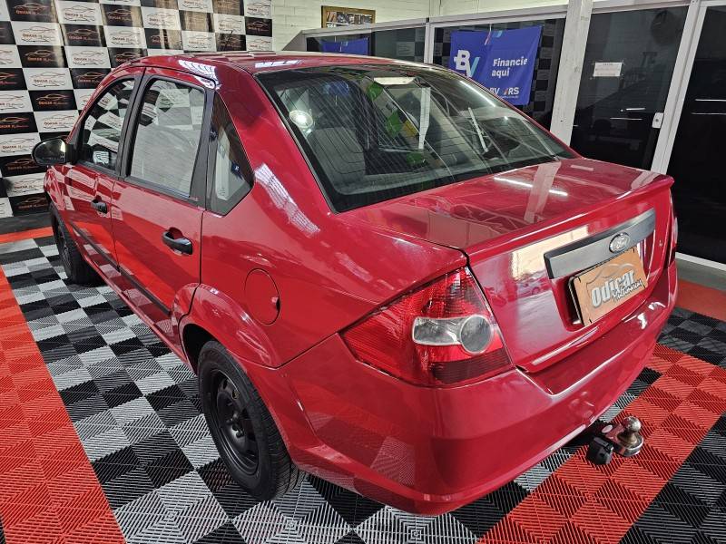 FORD - FIESTA - 2005/2005 - Vermelha - R$ 21.900,00