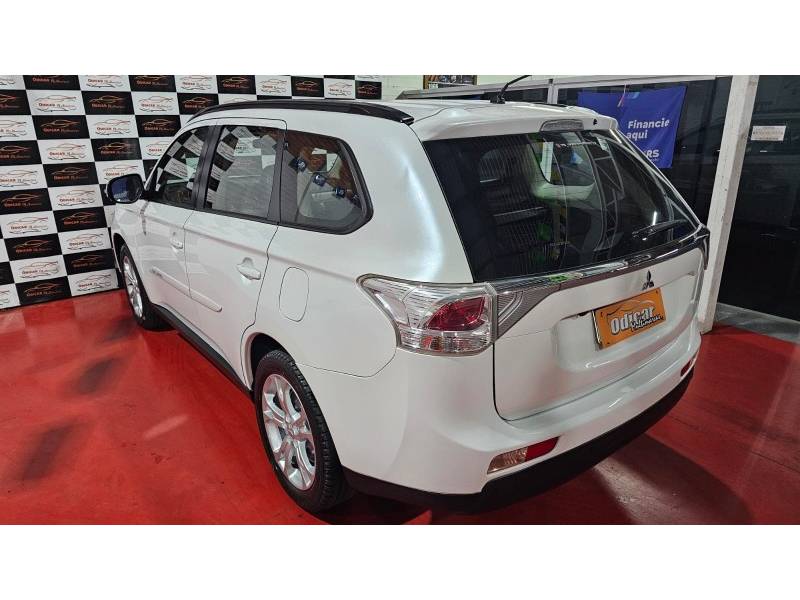 MITSUBISHI - OUTLANDER - 2013/2014 - Branca - R$ 70.900,00