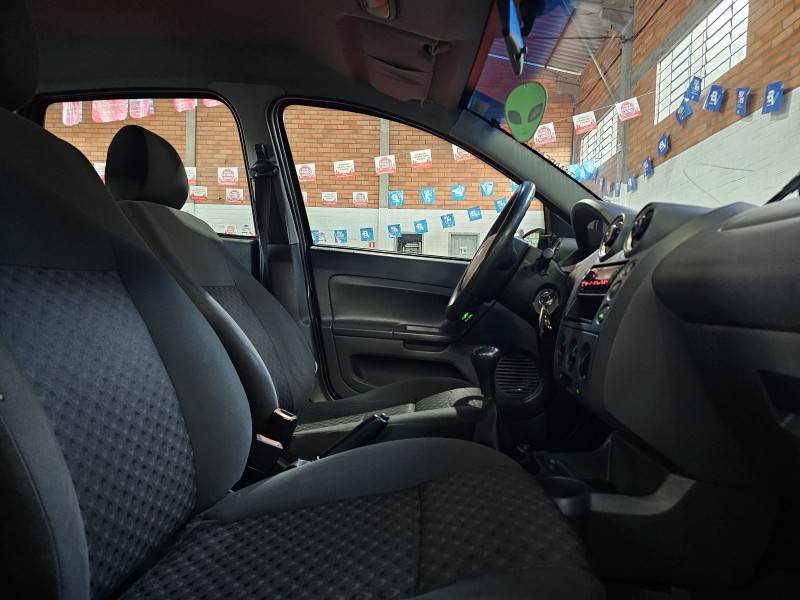 FORD - FIESTA - 2005/2005 - Preta - R$ 21.900,00