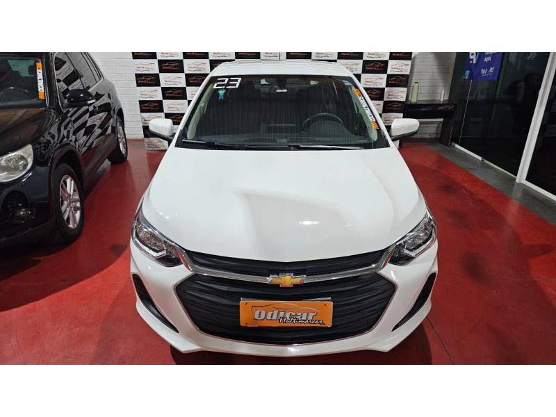 CHEVROLET - ONIX - 2023/2023 - Branca - R$ 71.900,00