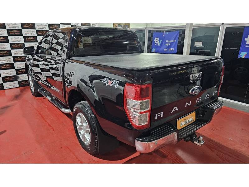 FORD - RANGER - 2012/2013 - Preta - R$ 105.900,00