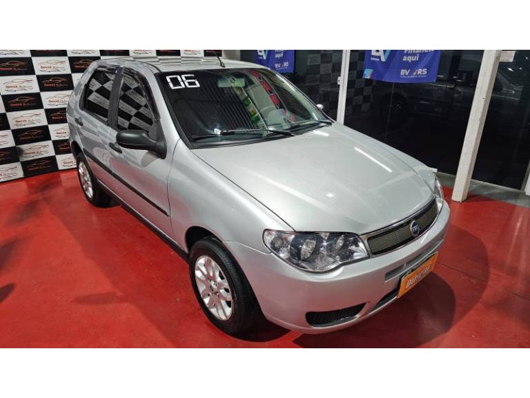 FIAT - PALIO - 2005/2006 - Prata - R$ 25.900,00