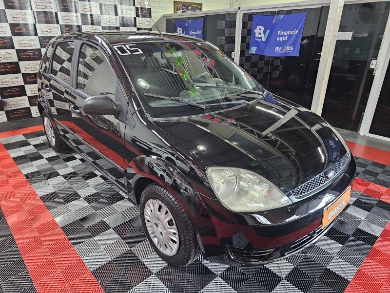 FORD - FIESTA - 2005/2005 - Preta - R$ 21.900,00