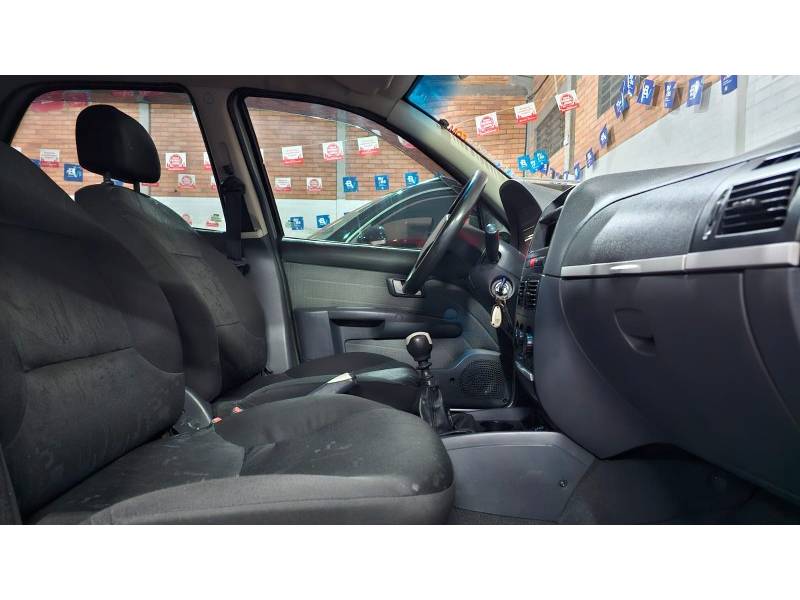 FIAT - PALIO - 2005/2006 - Prata - R$ 25.900,00