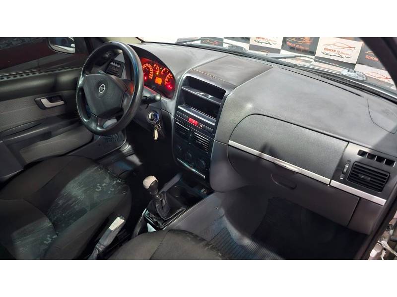 FIAT - PALIO - 2005/2006 - Prata - R$ 25.900,00