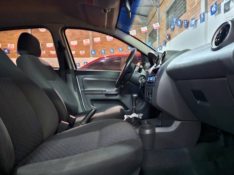 FORD - FIESTA - 2005/2005 - Prata - R$ 19.900,00