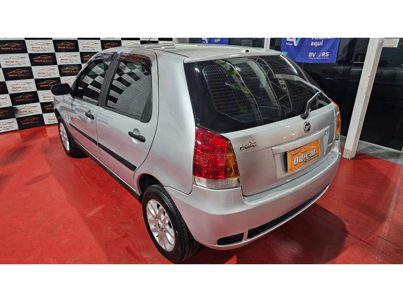 FIAT - PALIO - 2005/2006 - Prata - R$ 25.900,00